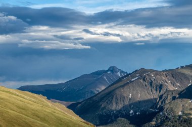 Dağların Katmanları Rocky Dağı Ulusal Parkı 'ndaki Uzunlukların Zirvesine Çıkıyor