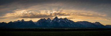 Yazın Büyük Teton Dağları 'nda Güneş Işıklarının Batışının Panoraması
