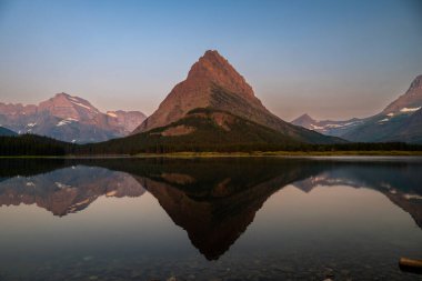 Grinnell Noktası ve Buzul Ulusal Parkı 'ndaki Swiftcurrent Gölü Simetrisi