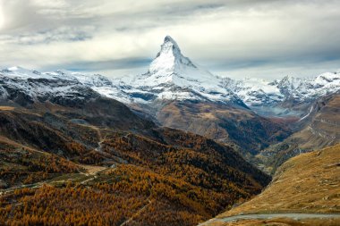 Matterhorn, Zermatt 'ın üstündeki İsviçre Alplerinde Auturmn Kışa Dönerken Ayakta Duruyor