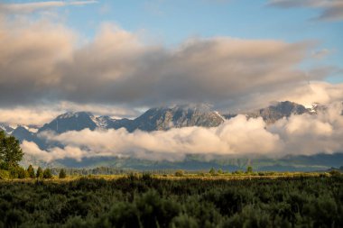 İki Bulut Katmanı Büyük Teton Dağları 'nın...