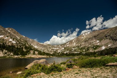 Rocky Dağı Ulusal Parkı 'ndaki Eyer ve Çim Gölü' nde Bulutlar Yükseliyor