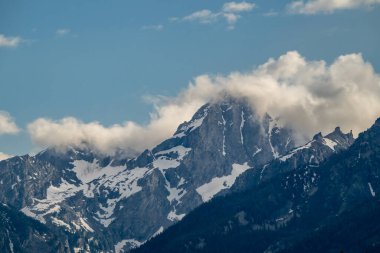 Bulutlar Grand Teton Ulusal Parkı 'ndaki Teton Sıradağları' nın tepesine yapışıyor.