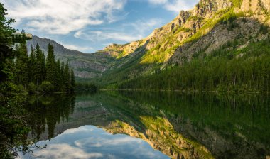 Buzul Ulusal Parkı 'ndaki Grace Gölü' nün Cam Yansıması