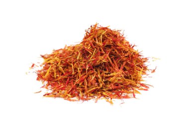 Kurutulmuş safran baharatı beyaz arkaplanda izole edilmiş..