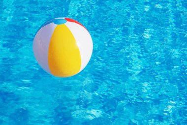 Yüzme havuzunda yüzen renkli şişme top