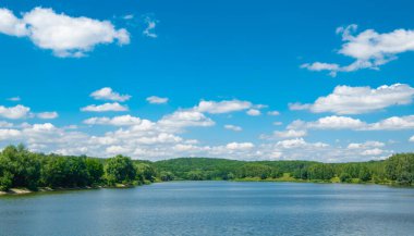 Nehir ve mavi gökyüzü manzarası