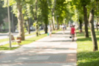 Yeşil Şehir Parkı 'nda yürüyen insanlarla yaz etkinliklerinin bulanık hareket geçmişi.