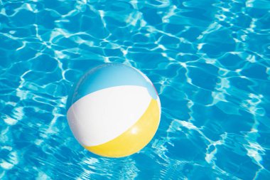 Yüzme havuzunda yüzen renkli şişme top