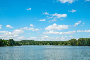 Nehir ve mavi gökyüzü manzarası