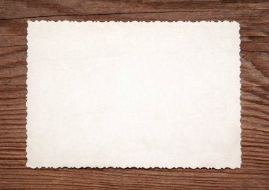 Tahta bir arkaplan üzerindeki metin için tebrik kartı ve boşluk