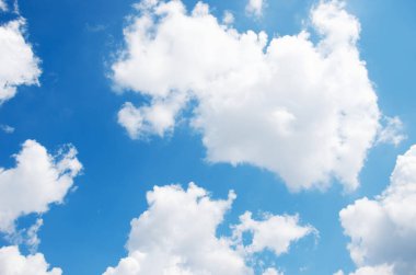 Beyaz bulutlu mavi gökyüzü arkaplanı