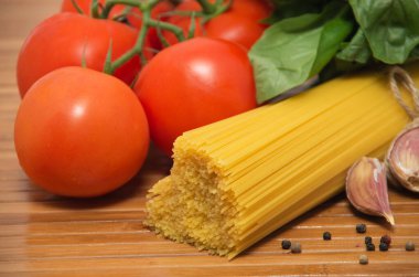 Makarna makarna, sebze ve baharatlar