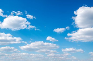 Beyaz bulutlu mavi gökyüzü arkaplanı