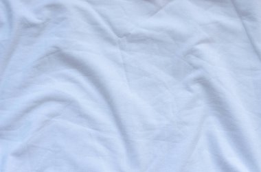 Sabah uyandıktan sonra dağınık çarşafın üzerindeki kırışıklıkların en üst görüntüsü..