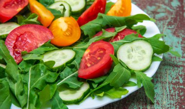 Domatesli taze salata, roka ve salatalık.