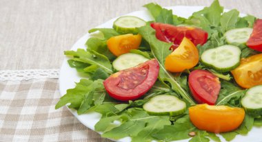 Domatesli taze salata, roka ve salatalık.