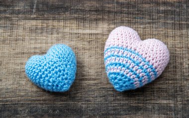 Aşk kalpleri ahşap dokuda, sevgililer günü kartı konsepti