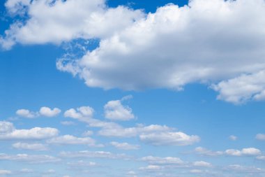 Beyaz bulutlu mavi gökyüzü arkaplanı