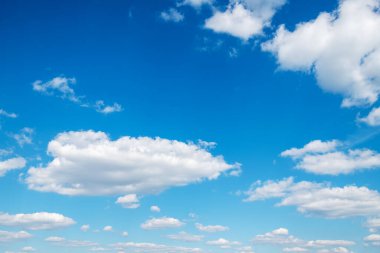 Mavi gökyüzünde beyaz bulutlar.