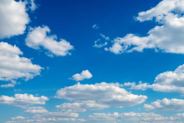 Mavi gökyüzünde beyaz bulutlar.