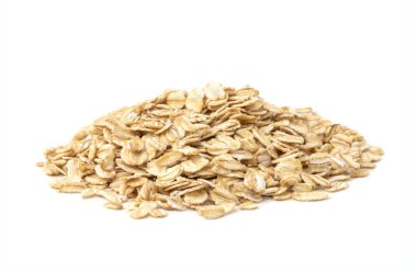 Beyaz arkaplanda yulaf ezmesi yığını