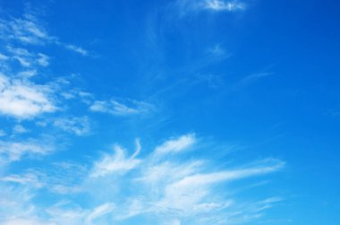 Mavi gökyüzünde beyaz bulutlar.