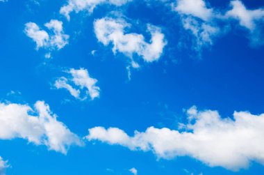 Beyaz bulutlu mavi gökyüzü arkaplanı