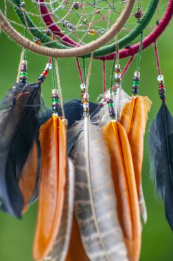 Tüylü, boncuklu ipleri sallanan bir düş kapanı..