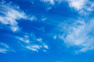 Mavi gökyüzünde beyaz bulutlar.