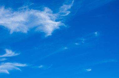 Mavi gökyüzünde beyaz bulutlar.