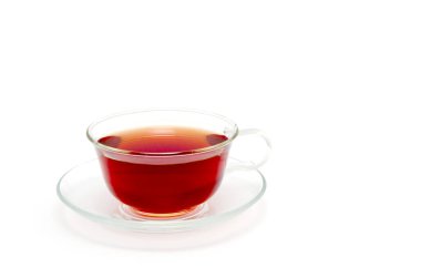 Beyaz arkaplanda izole edilmiş fincanda çay