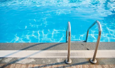 Mavi yüzme havuzuna merdiven dayayın.