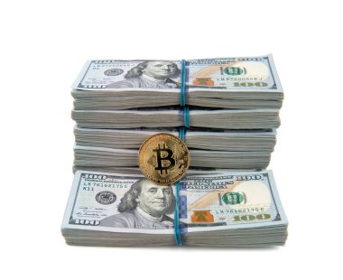 Beyaz arka plan kripto para madenciliği kavramına izole edilmiş dolar banknotlarından oluşan altın bitcoin..