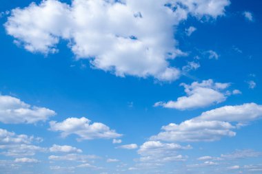 Mavi gökyüzünde beyaz bulutlar.