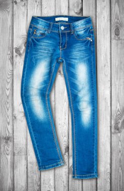 Ahşap gri tahta arka planda mavi kot pantolon