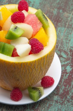 Kavunda taze meyve salatası