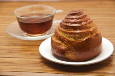 Tatlı çörek ve çay yakın planda.