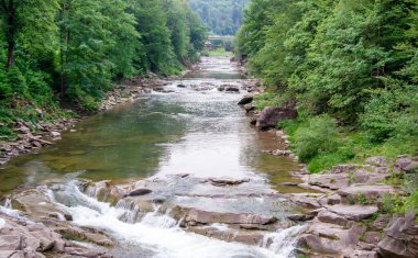 Taşlar ve küçük şelaleli dağ nehri, bulanık arkaplan