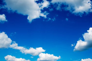 Mavi gökyüzünde beyaz bulutlar.