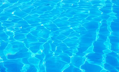 Mavi yüzme havuzunun yüzeyi, yüzme havuzundaki suyun arka planı.