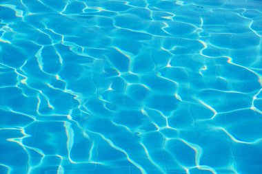 Mavi yüzme havuzunun yüzeyi, yüzme havuzundaki suyun arka planı.