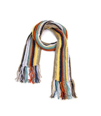 Beyaz bir arkaplanda örülmüş eşarp.