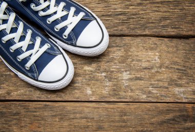 Arka planda spor ayakkabıları