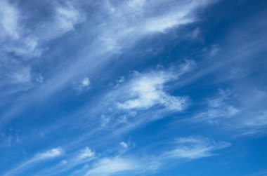 Beyaz bulutlu mavi gökyüzü arkaplanı