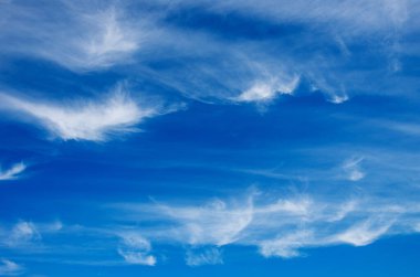 Beyaz bulutlu mavi gökyüzü arkaplanı