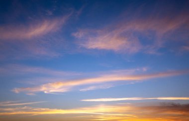 Pembe bulutlu gün batımı gökyüzü