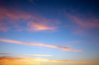 Pembe bulutlu gün batımı gökyüzü