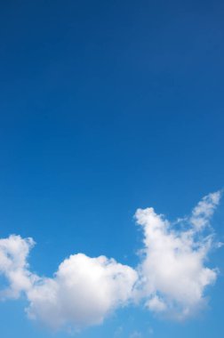 Mavi gökyüzünde beyaz bulutlar.