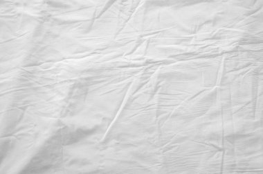 Sabah uyandıktan sonra dağınık çarşafın üzerindeki kırışıklıkların en üst görüntüsü..